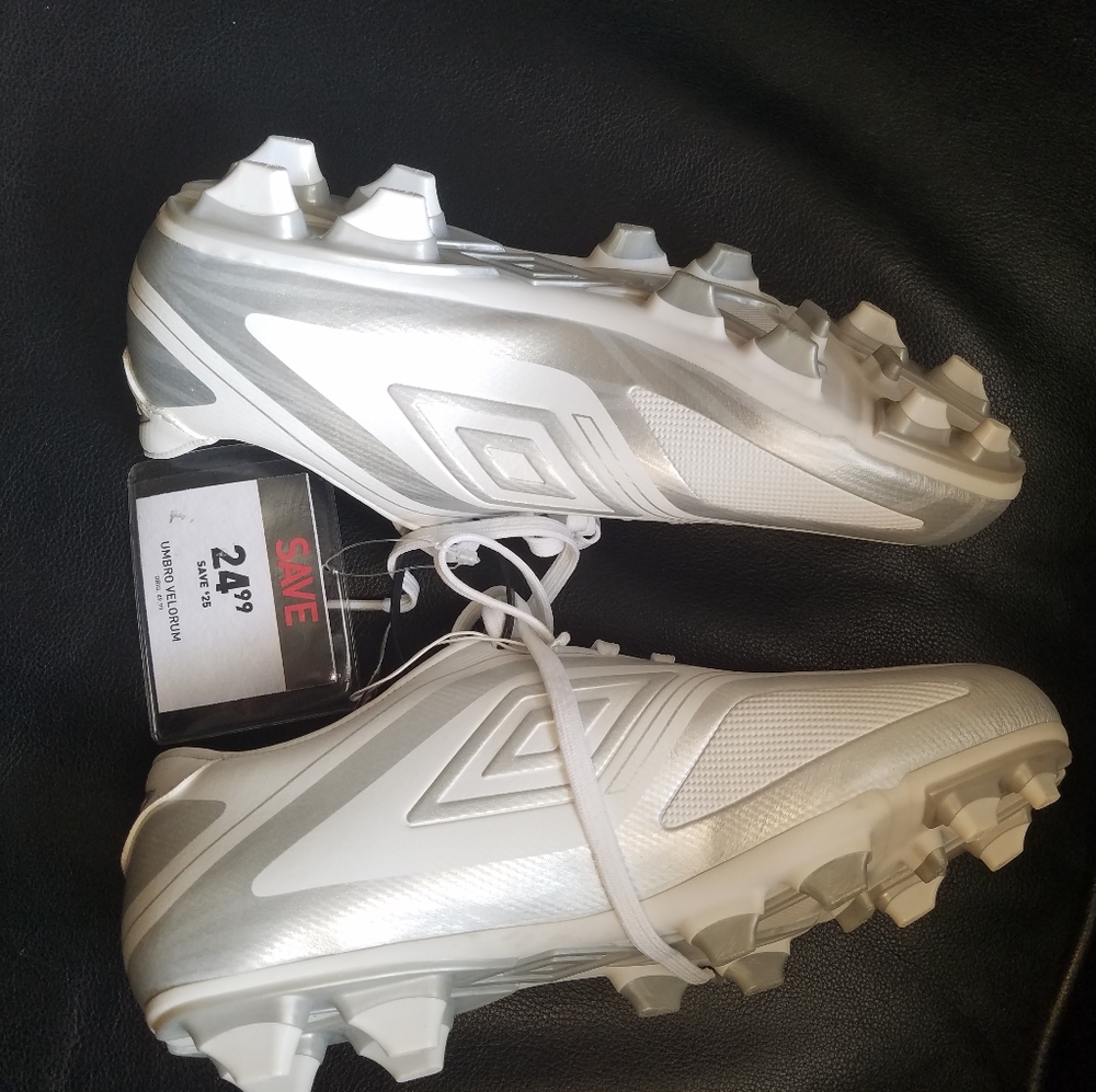 New Umbro cleets - Picture 3 of 4